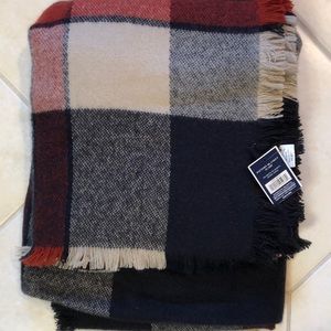 NWT 5x3  PATTERN BLANKET THROW.